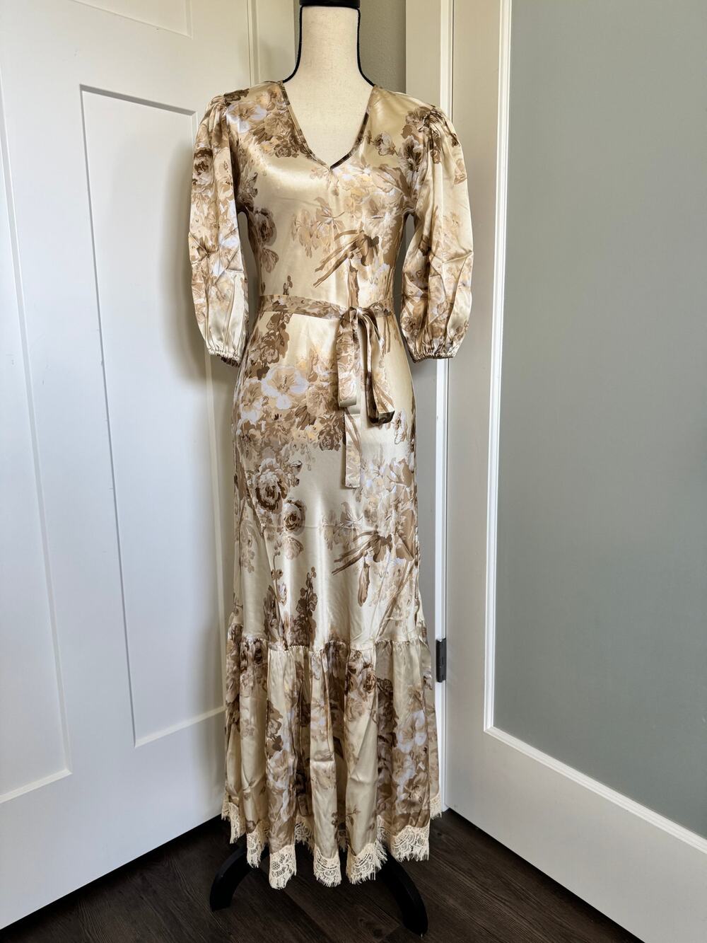 Gold Hawk 100% Silk Floral V Neck Belted Maxi Dress Eyelash Lace Trim Womens XS